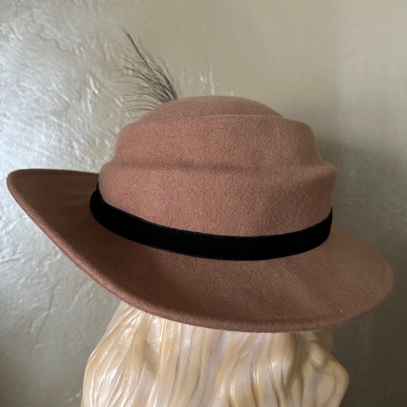 BEAUTIFUL VINTAGE BEIGE FELT FEDORA WITH SCULPTED CROWN AND BLACK VELVET BAND. BEAUTIFUL VINTAGE BEIGE FELT FEDORA WITH SCULPTED CROWN AND  main image 2